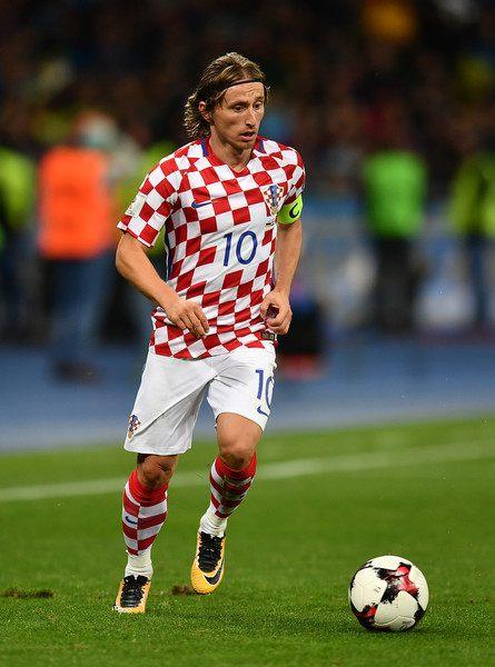 东契奇遭遇冲突细节曝光！斯罗德直奔更衣室，隔人出手，艾顿难以抵挡