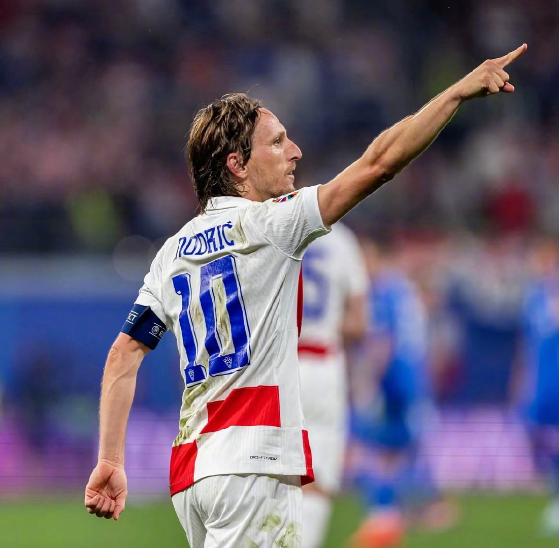 爆冷，1.6秒3分压哨绝杀，布克带领太阳队108-105战胜雷霆队